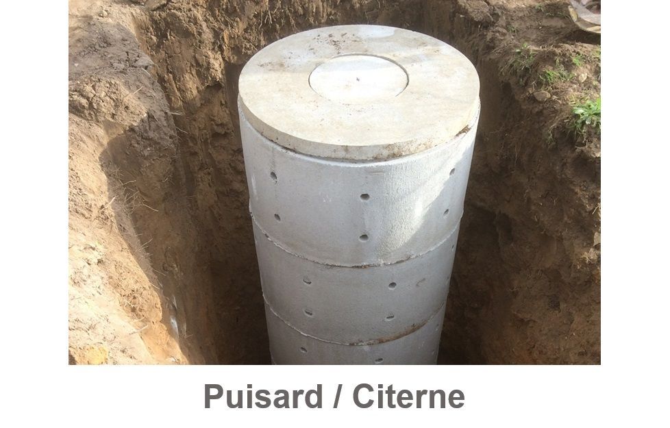 Homme en train de poser des parpaings