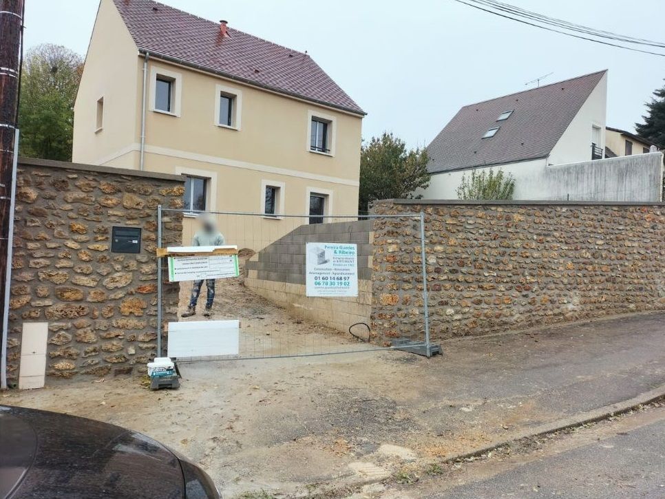 Photo après la reconstruction d'un mur en pierre Meulière