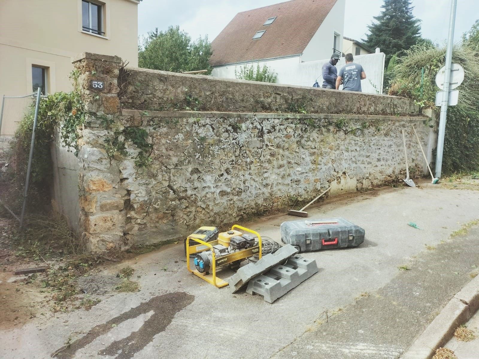 Photos avant la reconstruction d'un ancien mur en pierre meulière, végétation retirée, mur à nu.