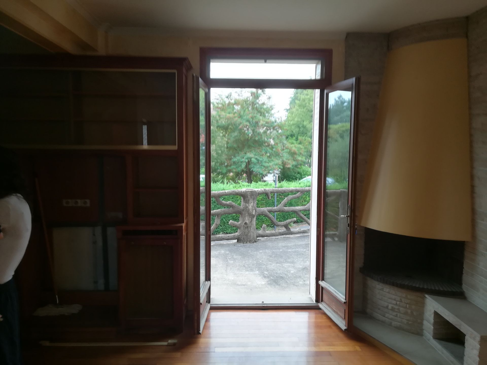 Photo avant la rénovation d'une cheminée.