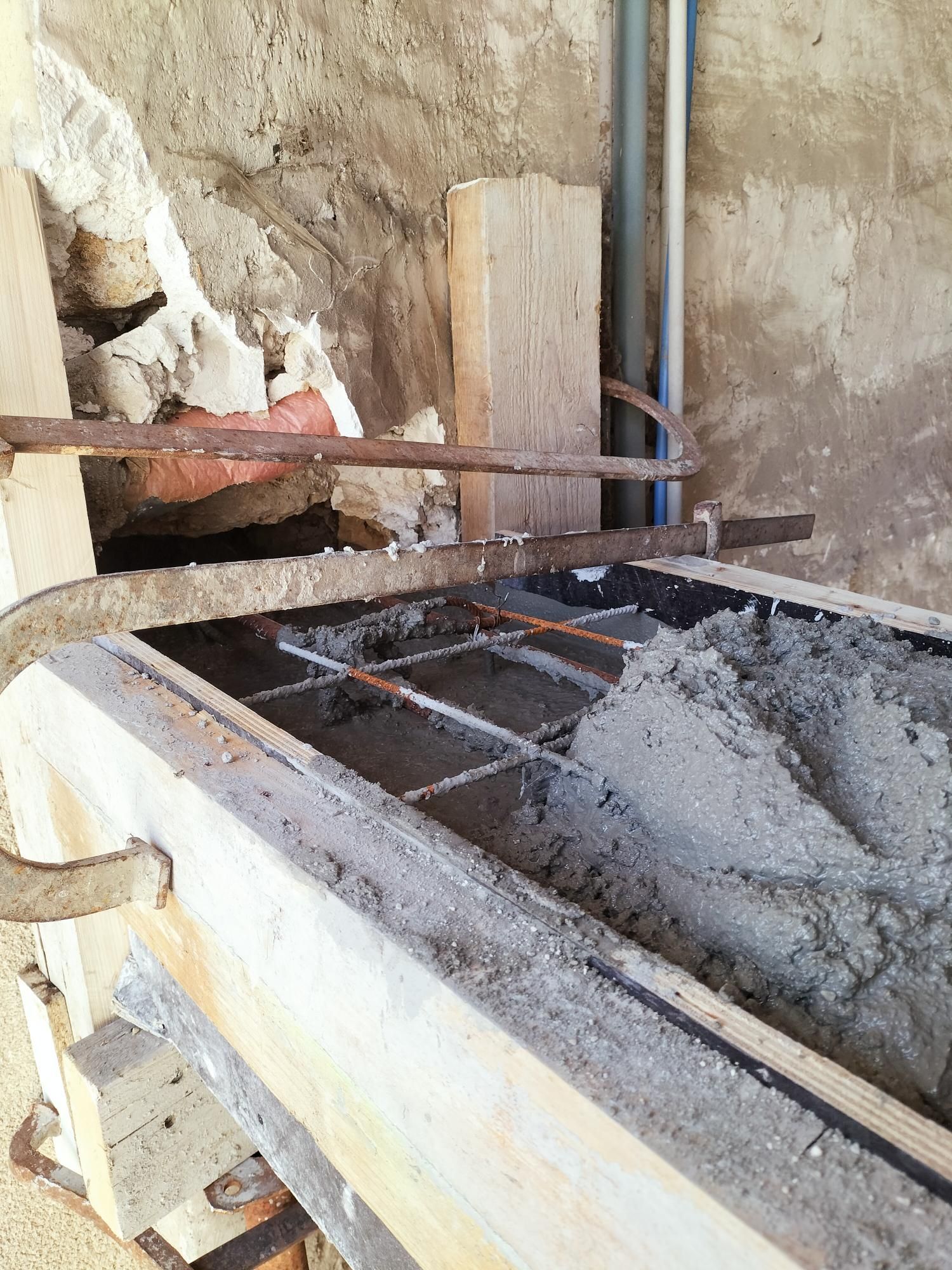 Réalisation du coffrage avec armatures métalliques avant le coulage du béton.