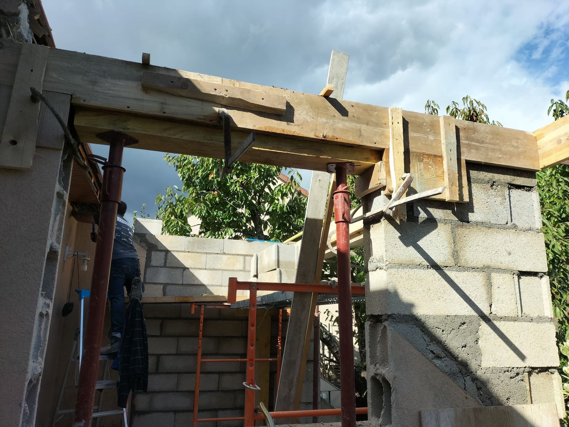 Coffrage du linteau en béton armé au-dessus de la future fenêtre.
