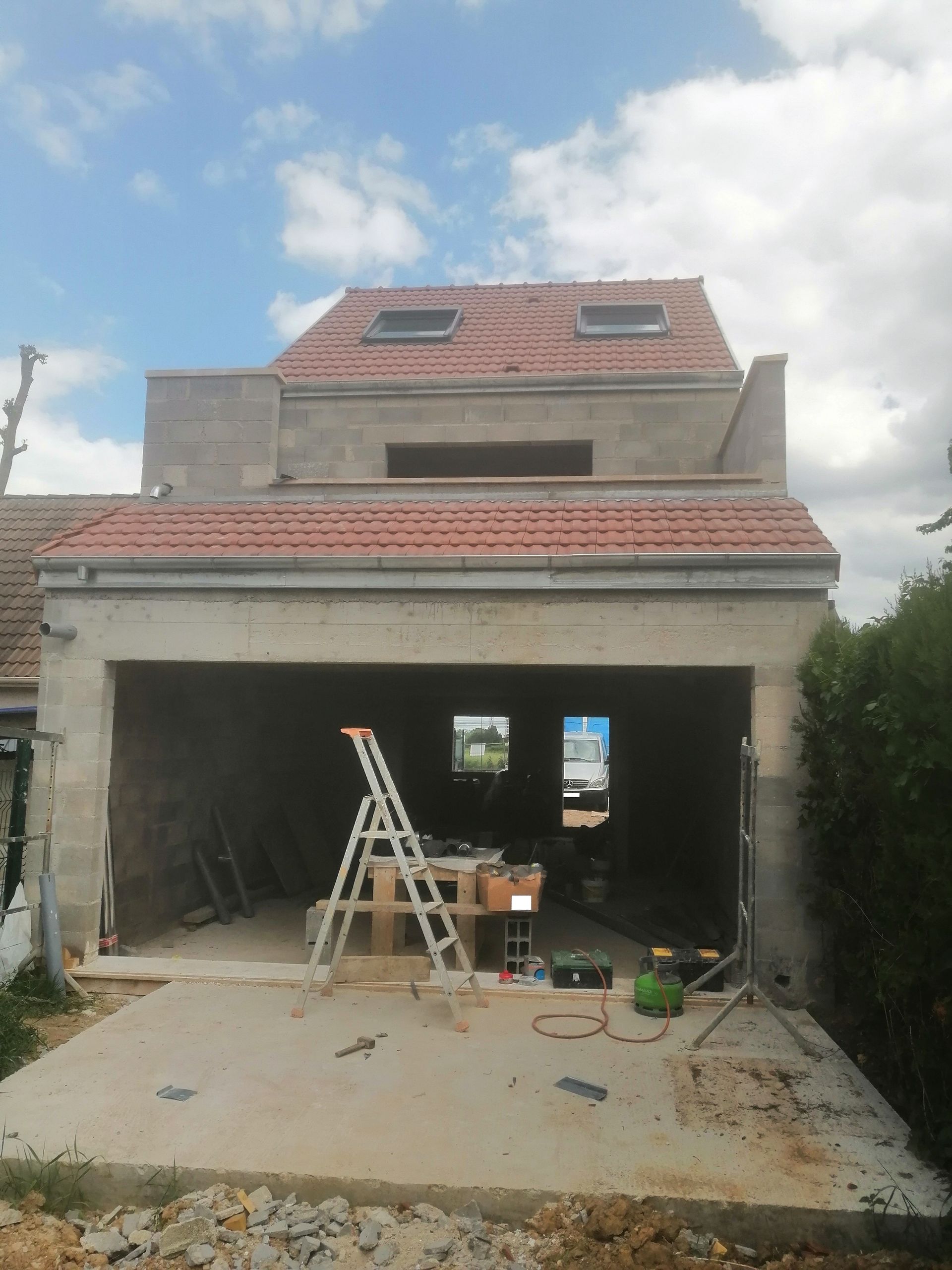 Gros œuvre : Elévation des murs de la maison en parpaings