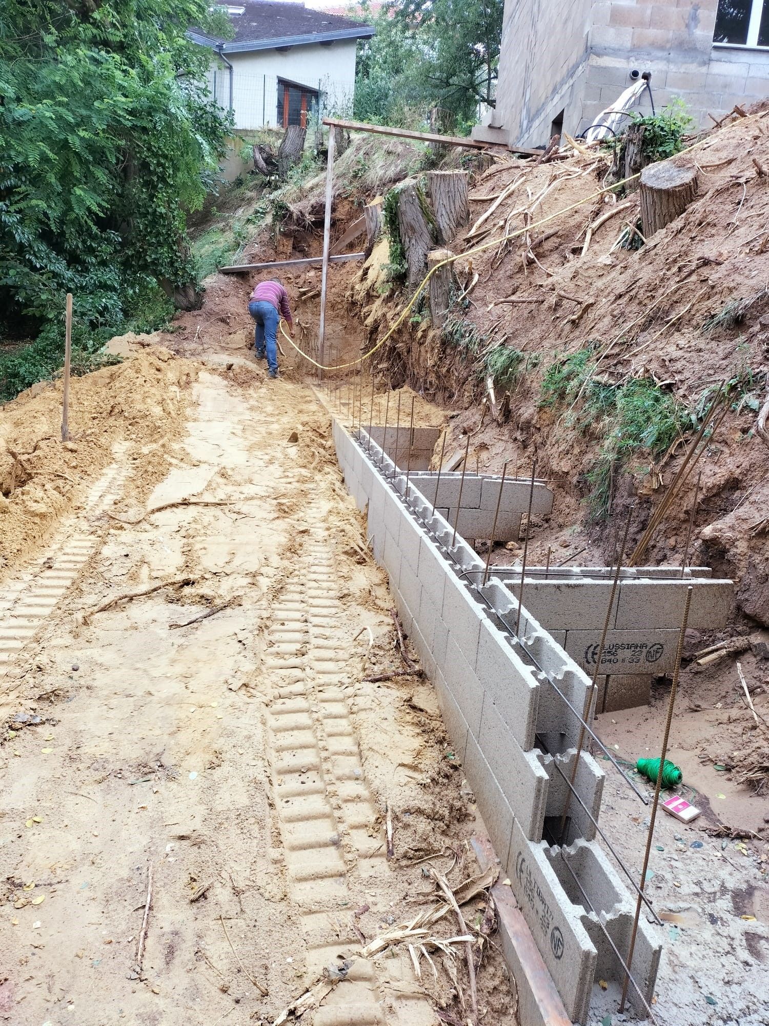 Création d'un mur en béton armé sur environ 26 mètres linéaires - prochainement mur de soutènement.