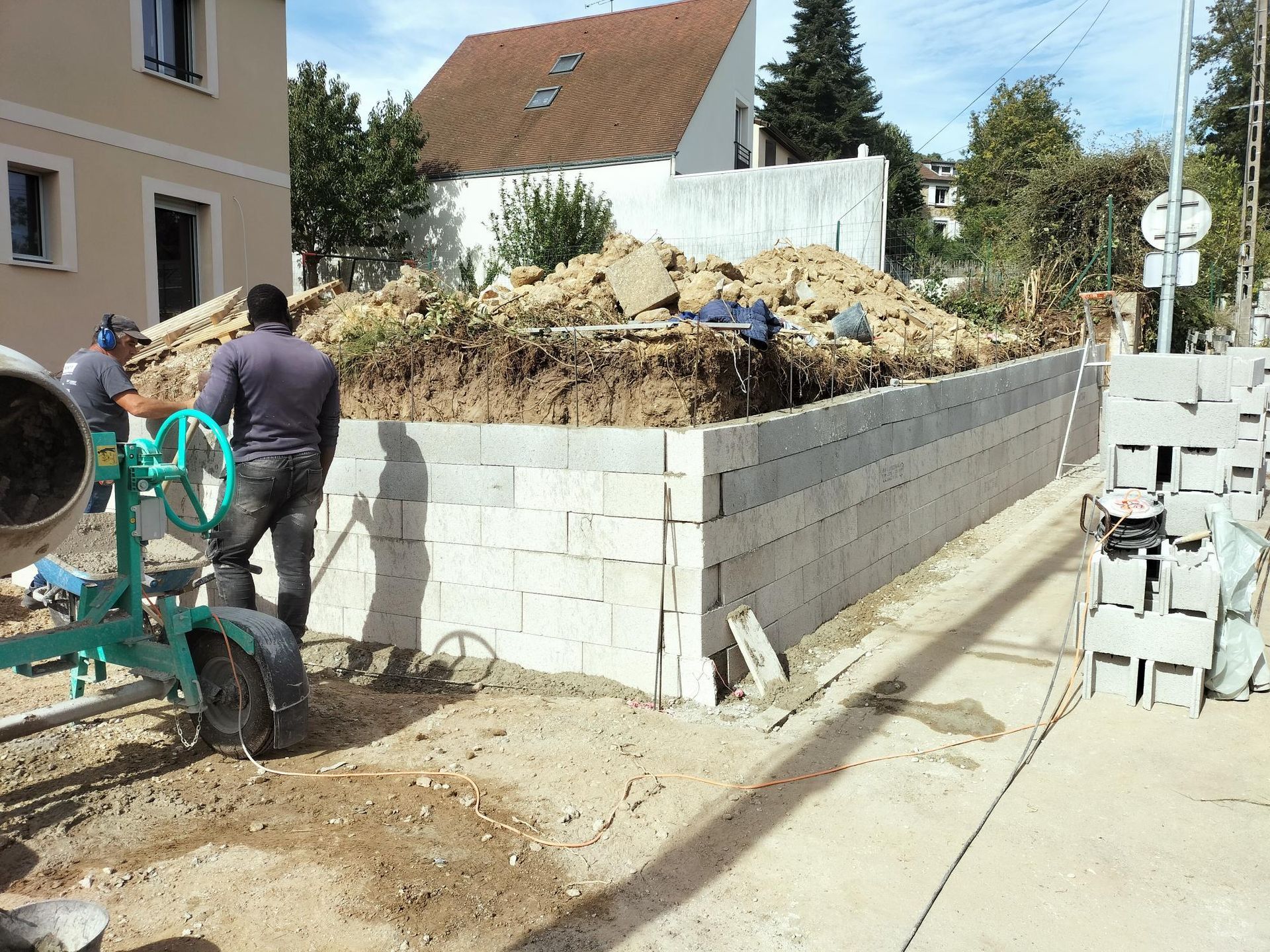 Suite à la démolition du mur en meulière, construction d'un mur en béton armé.