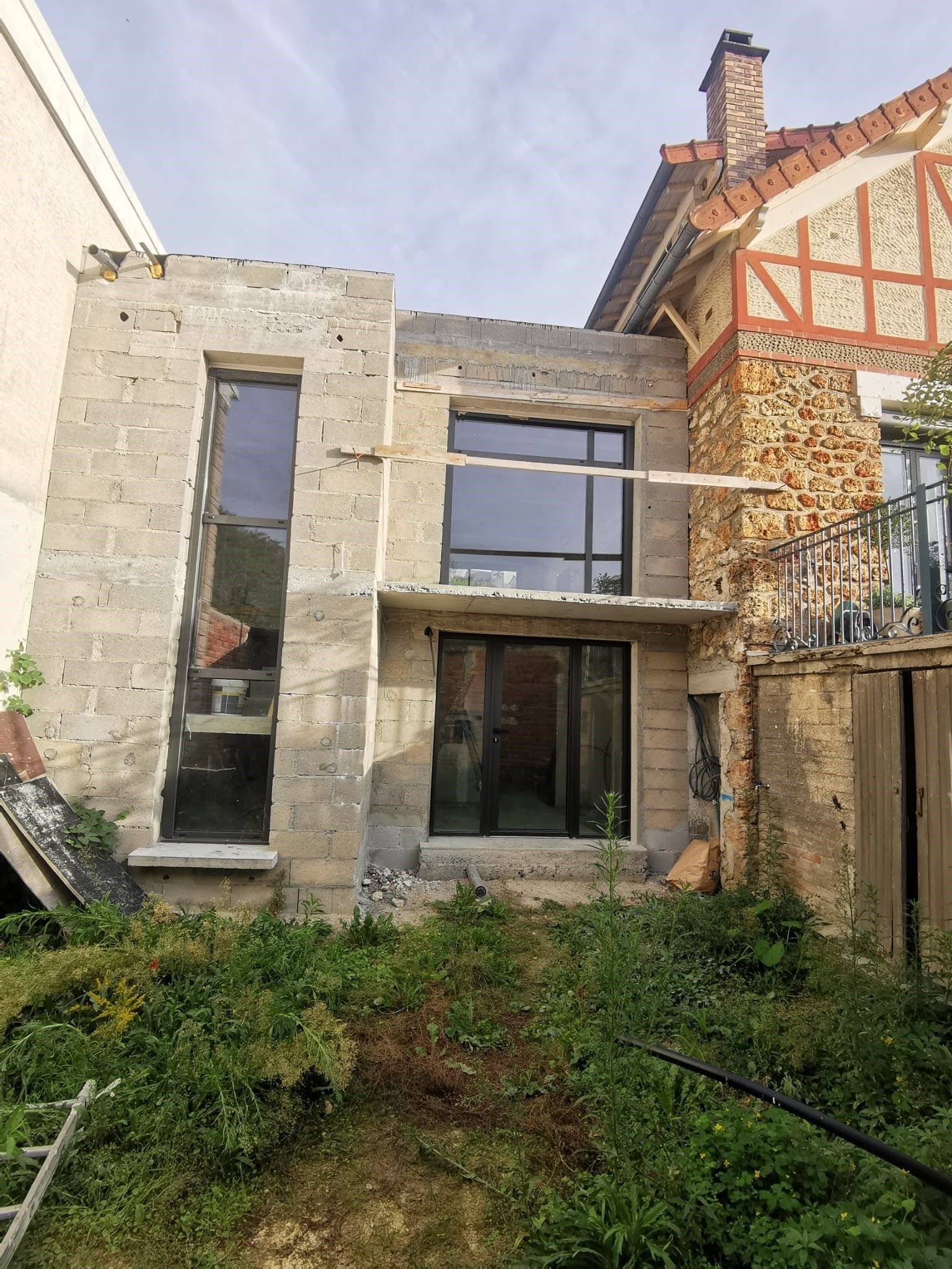 Gros œuvre en maçonnerie en parpaings avec pose des menuiseries aluminium