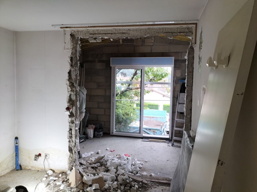 Création d'une ouverture entre la maison existante et la nouvelle extension afin de créer
