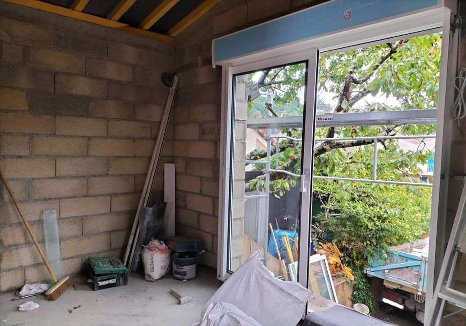 Pose de la porte-fenêtre de l'extension.