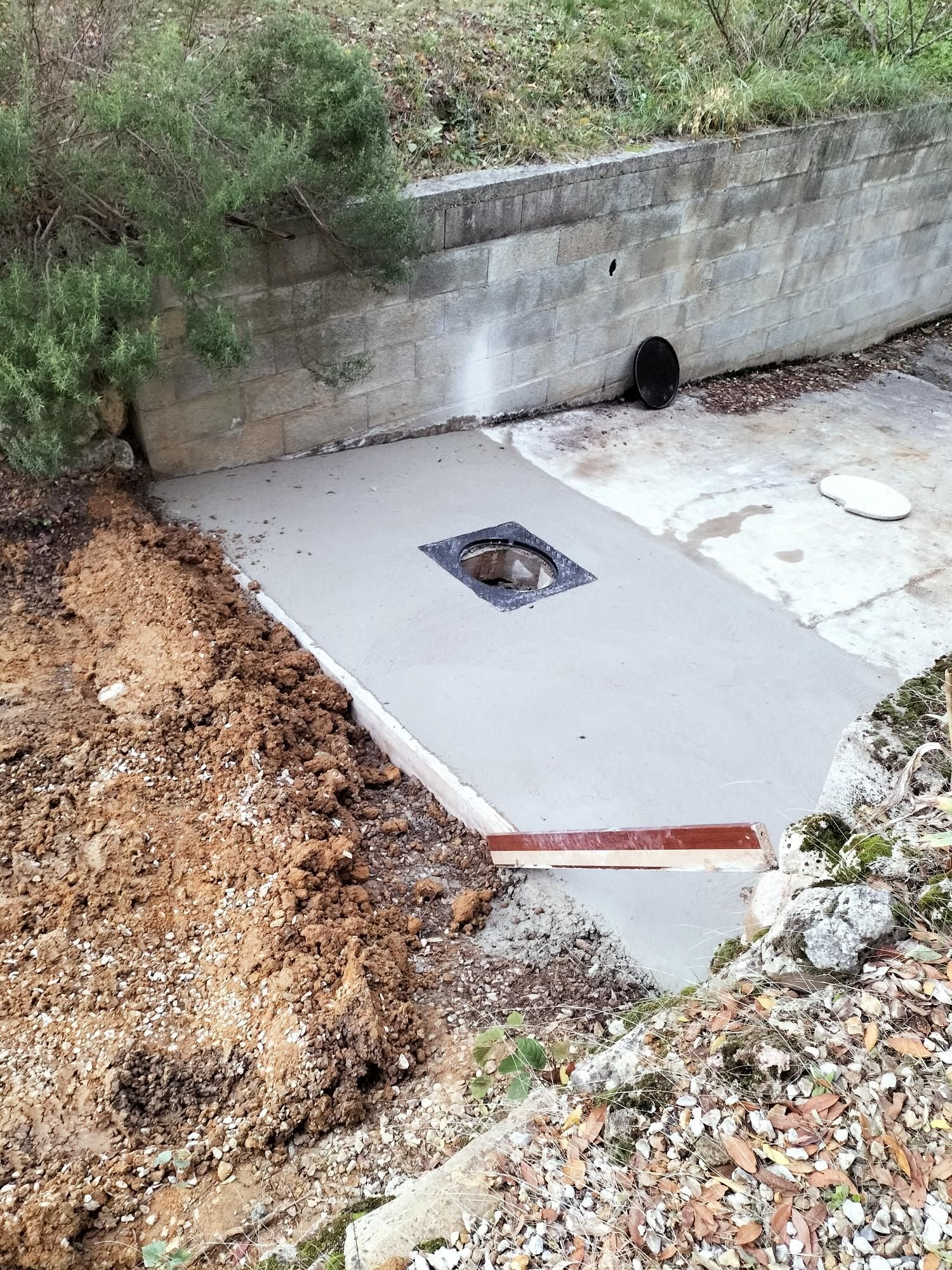 Fosse de drainage en béton avec une ouverture d’évacuation carrée