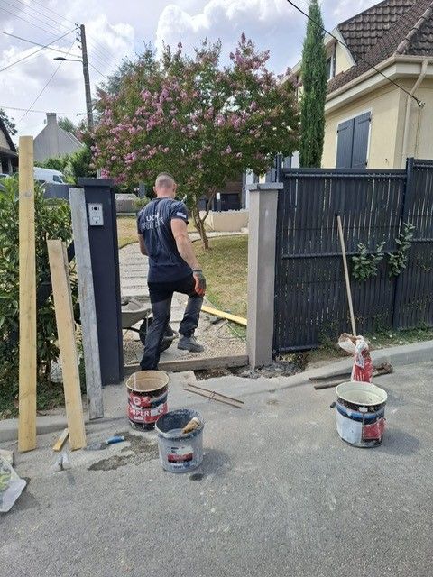 Poteau de portillon en cours de réparation