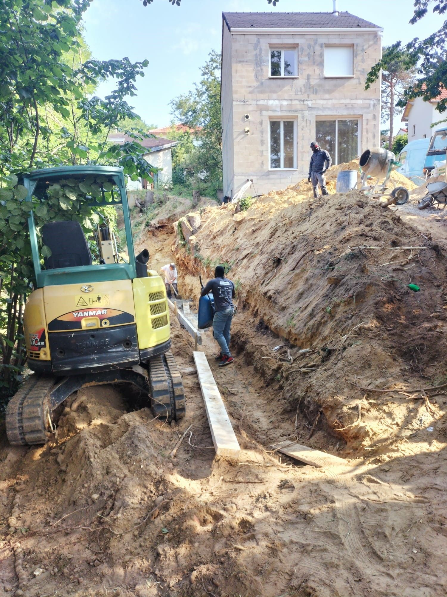 Terrassement avant réalisation d'un mur de soutènement sur environ 26 mètres linéaires.