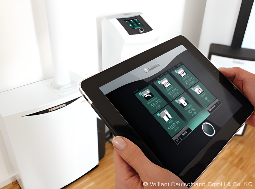 Eine Person hält ein Tablet mit einem grünen Bildschirm