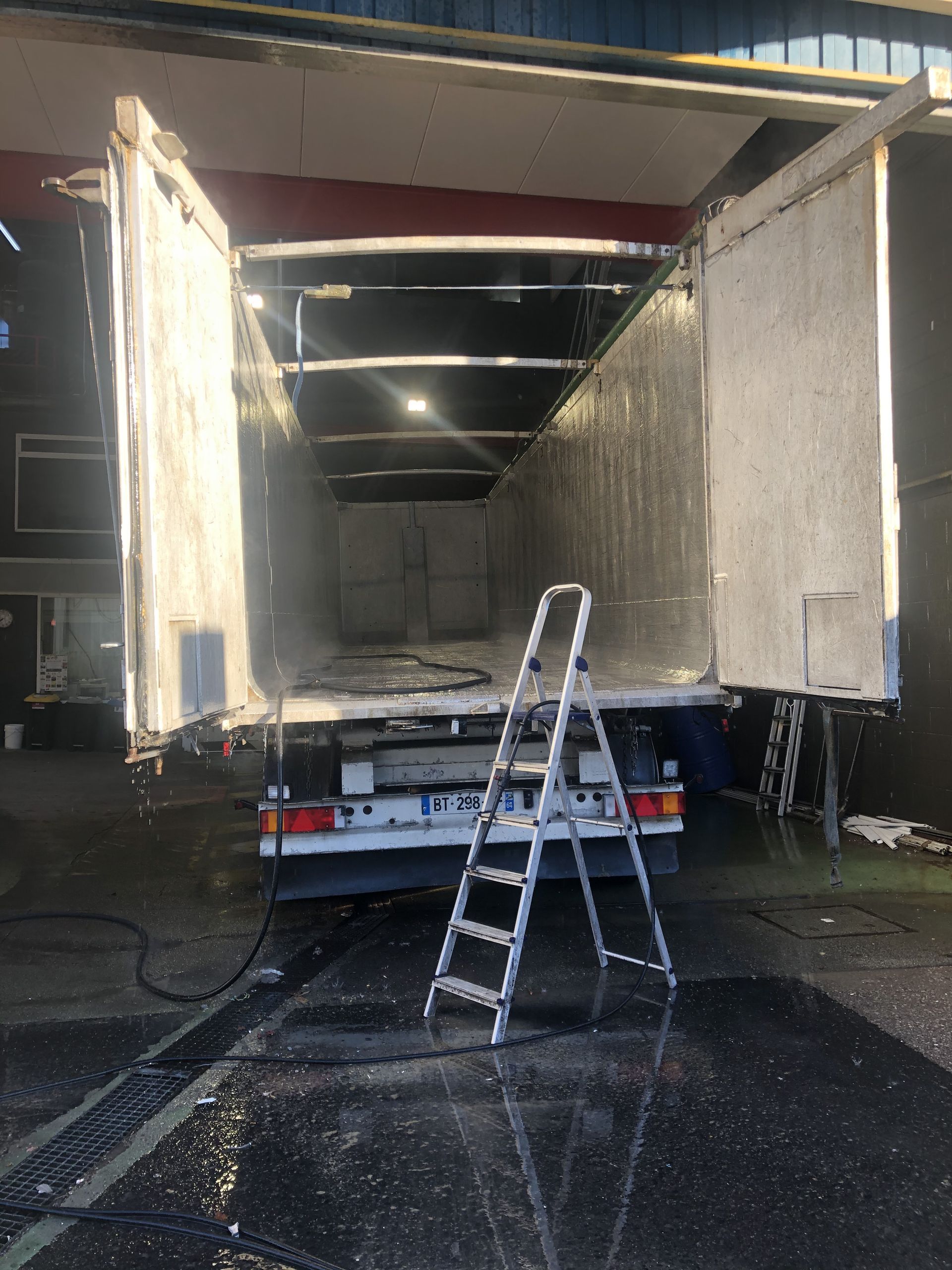 Una escalera está colocada en la parte trasera de un camión.