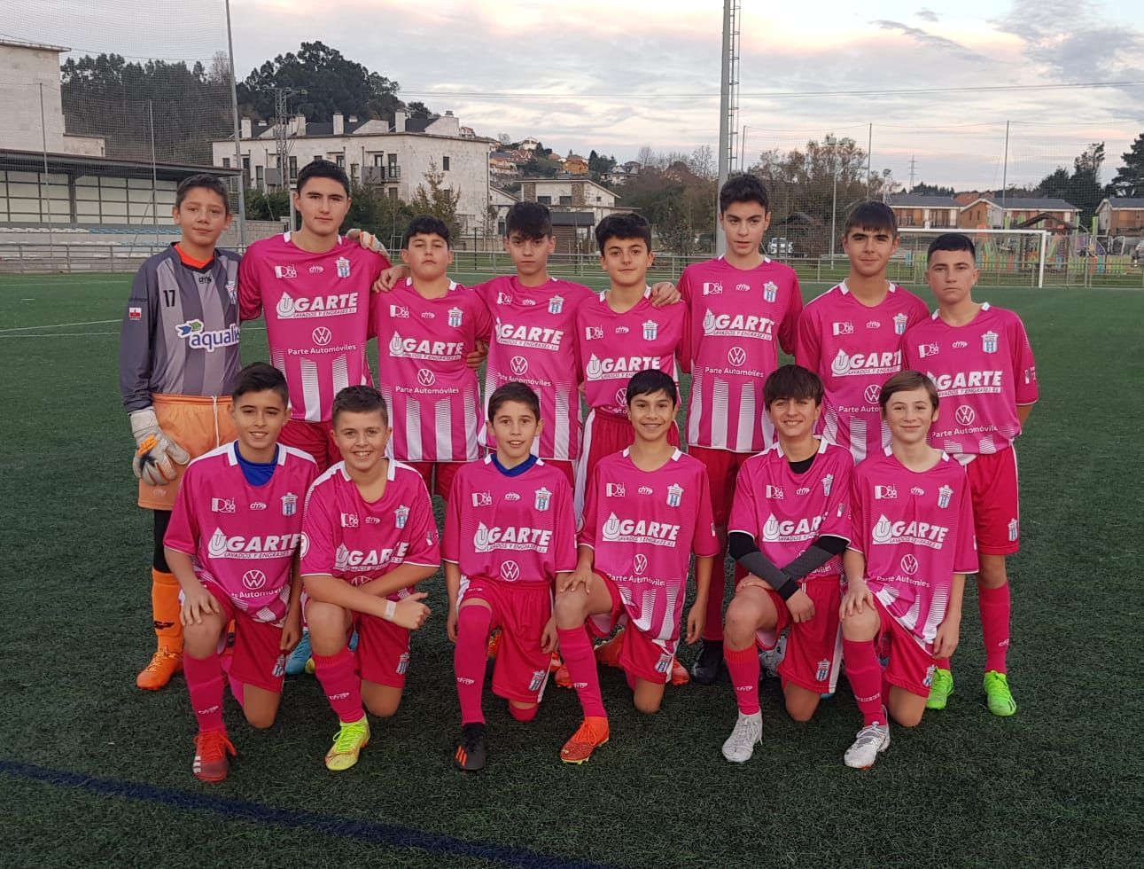 Un equipo de fútbol está posando para una foto en un campo.
