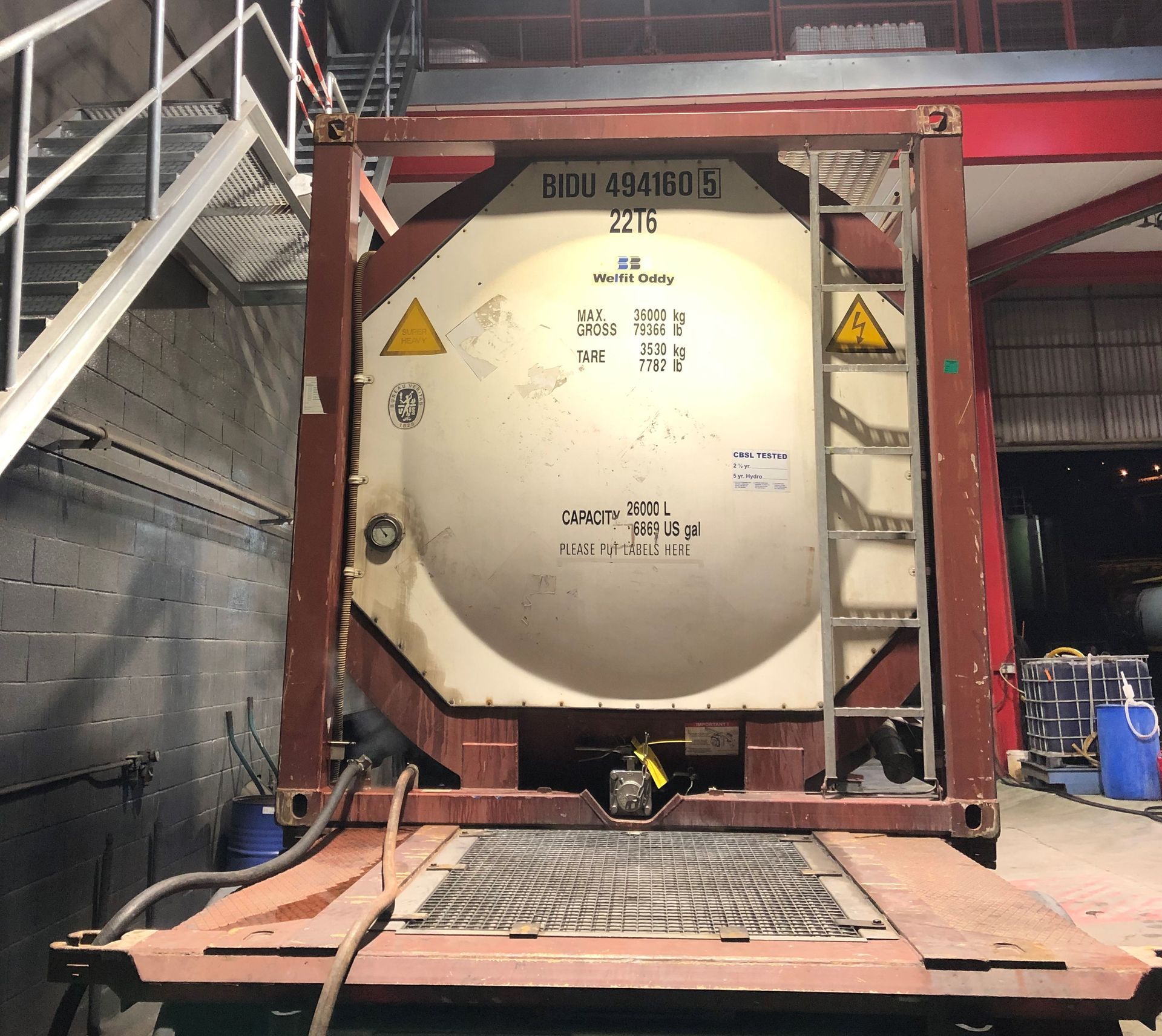 Un contenedor con el número 275.