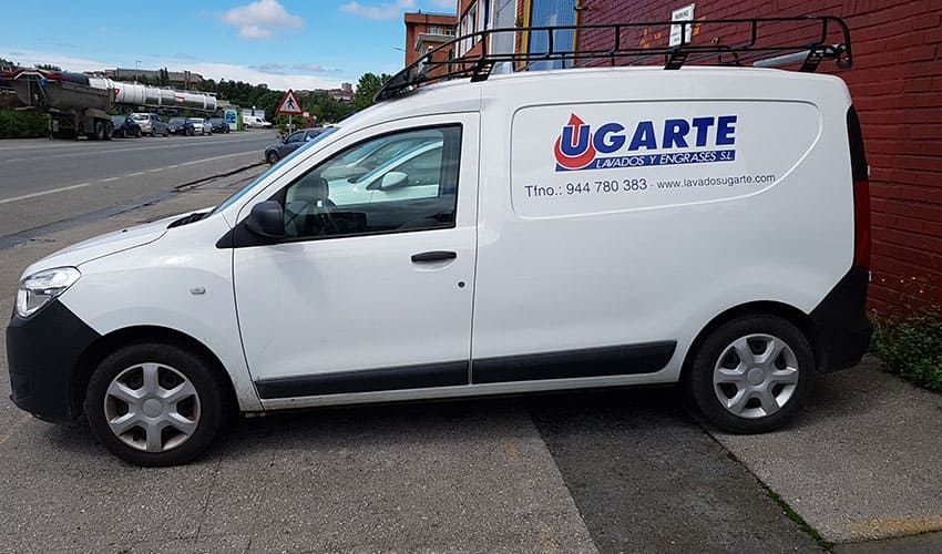 Una camioneta blanca con la palabra ugarte en el costado