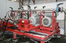 Una máquina grande está sentada sobre una plataforma roja en una habitación.