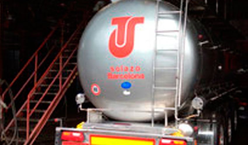 Un camión cisterna con la letra u en él