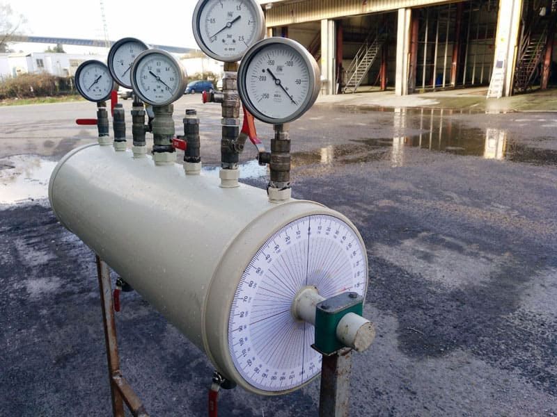 Un montón de medidores están colocados encima de un cilindro.