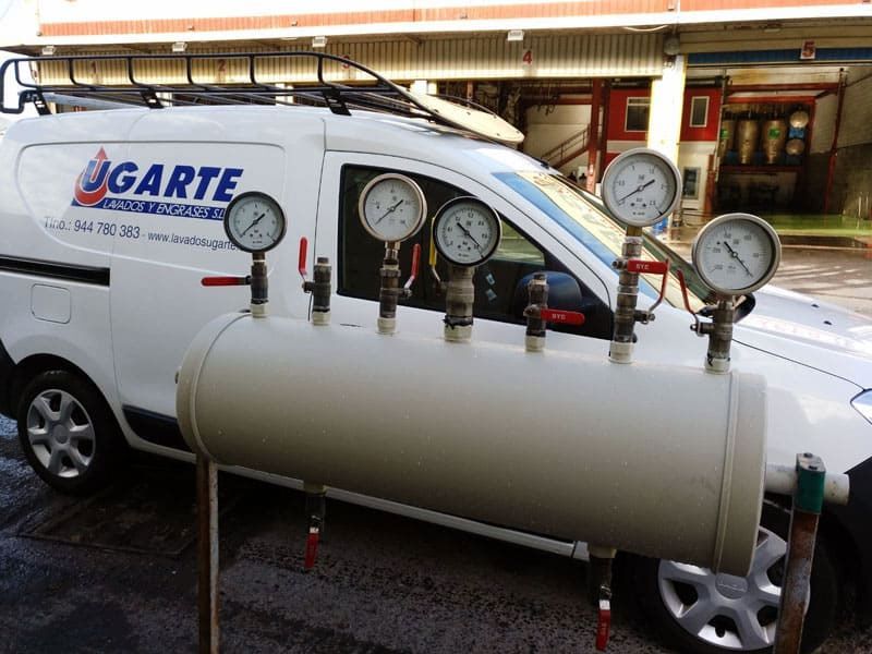 Una camioneta blanca con la palabra ugarte en el costado