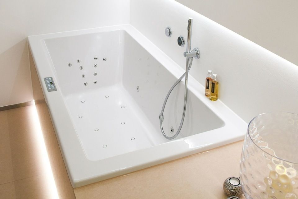 Bade- und Duschwanne
