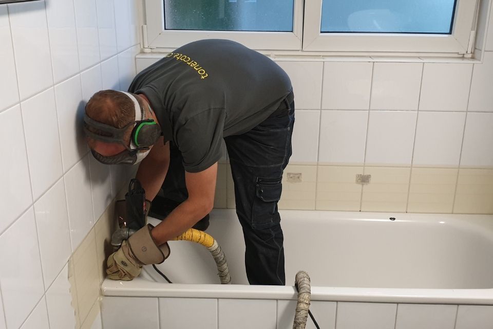 Alte Badewanne heraustrennen ohne Plättlischaden