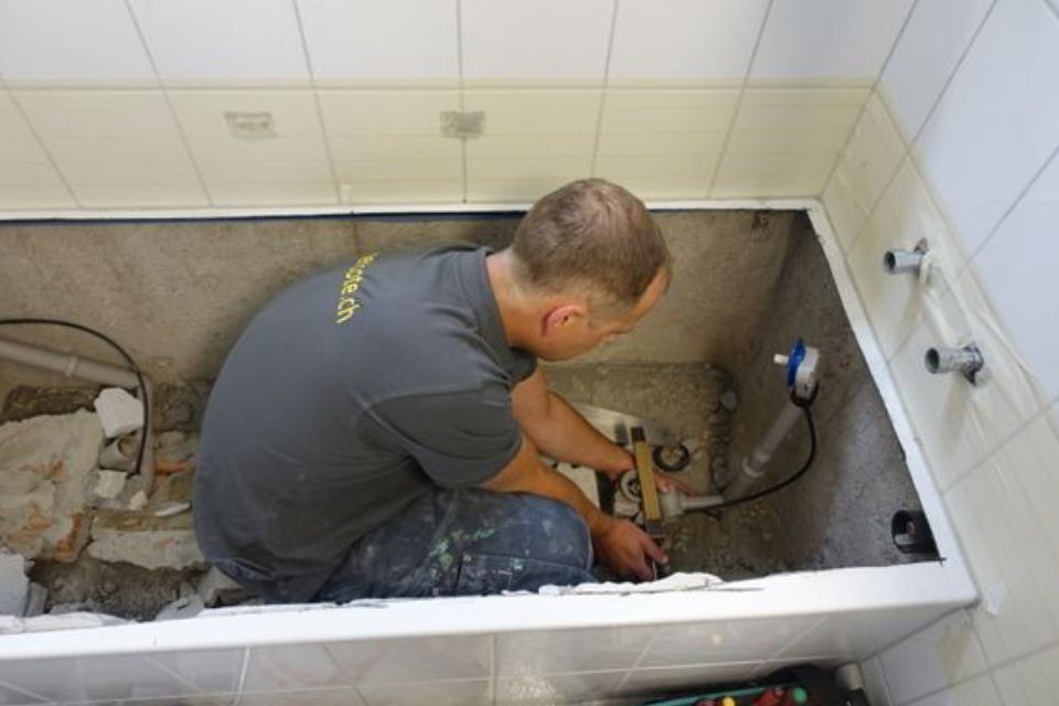 Arbeiten zum Austausch der Badewanne durch Wintsch Tonercote