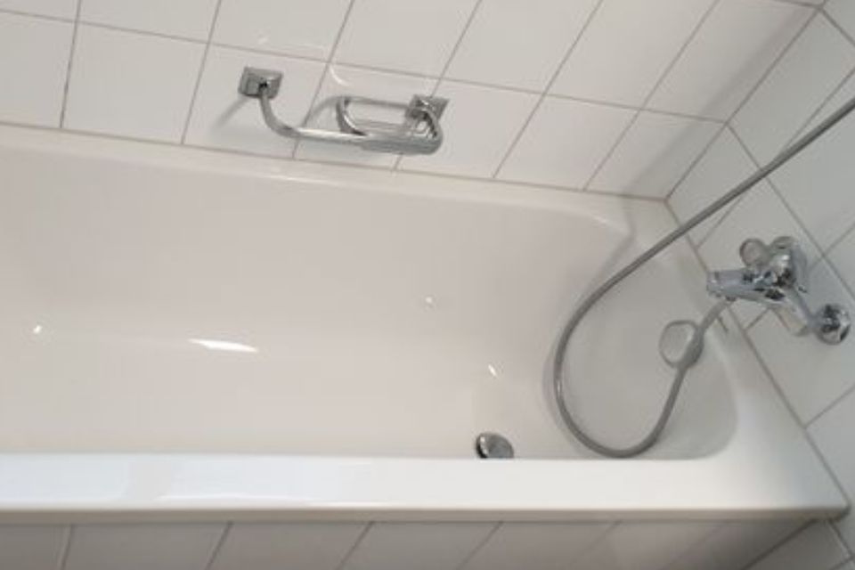 NEUE BADEWANNE