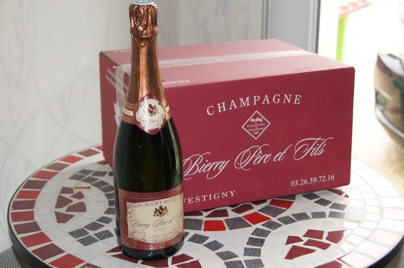 La bouteille de champagne brut ancien habillage et son carton inchangé