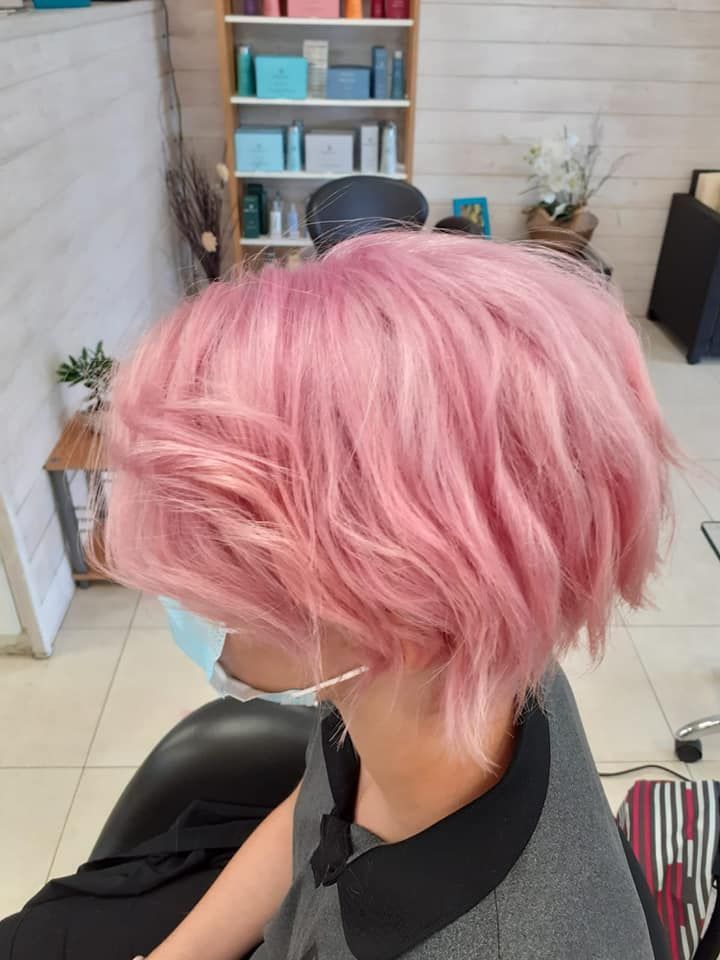 Profil gauche et cheveux roses