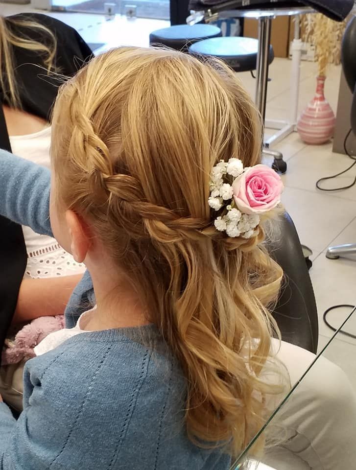 Petite fille avec une couronne tressée