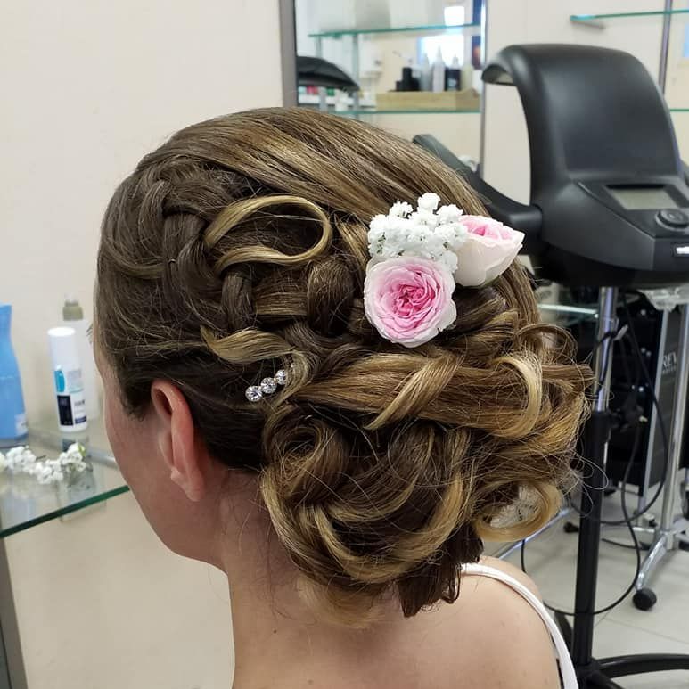 Mariée avec un chignon fleuri