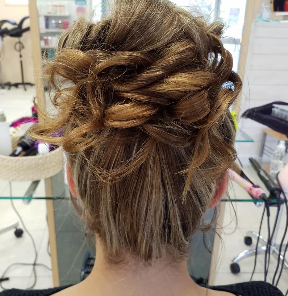 Chignon haut destructuré