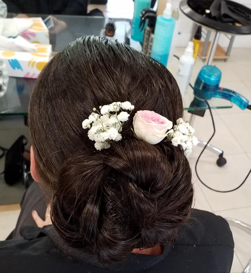 Chignon avec des fleurs