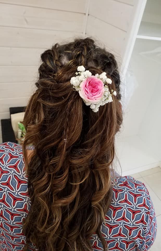 Coiffure avec des tresses et des fleurs