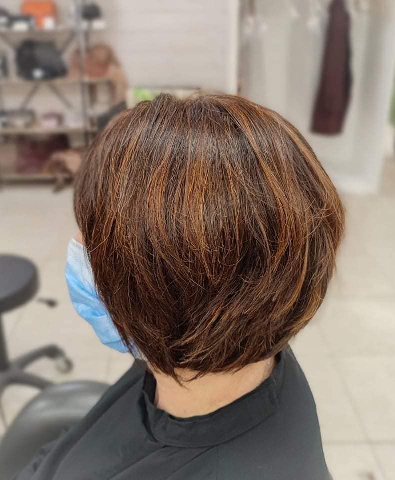 Une femme avec une coupe bob