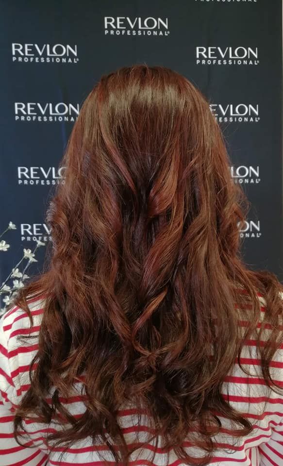 Femme de dos aux longs cheveux bouclés