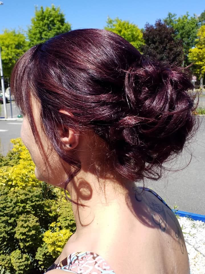 Cheveux violets et chignon