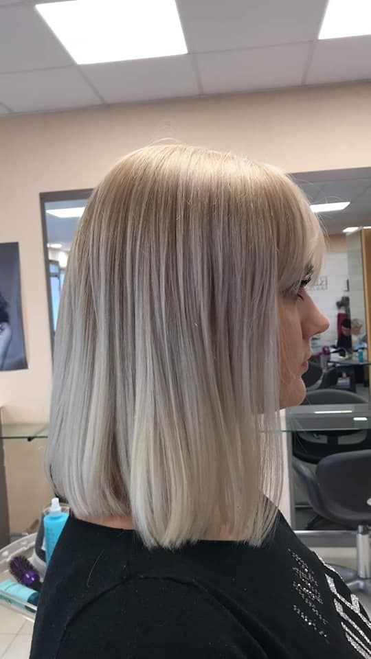 Une femme de profil avec une frange