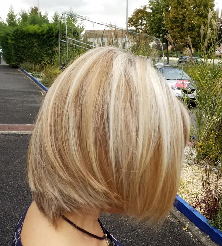 Une femme avec un carré blond