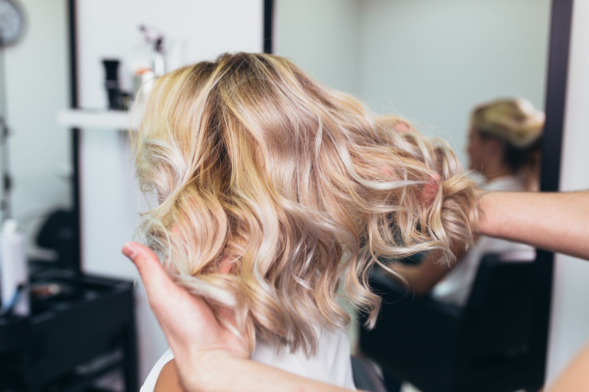 Une femme aux cheveux blonds bouclés