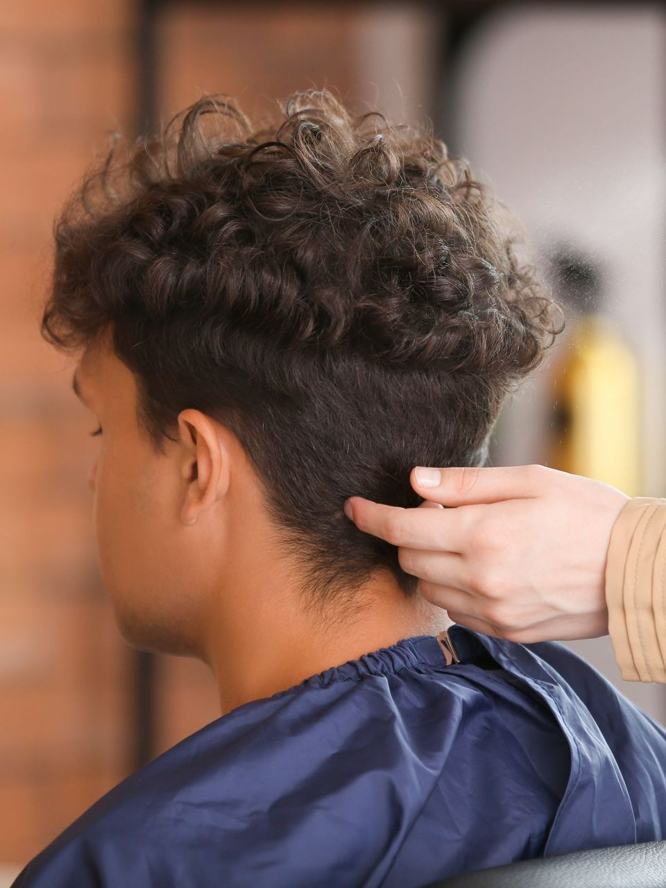 Homme chez le coiffeur