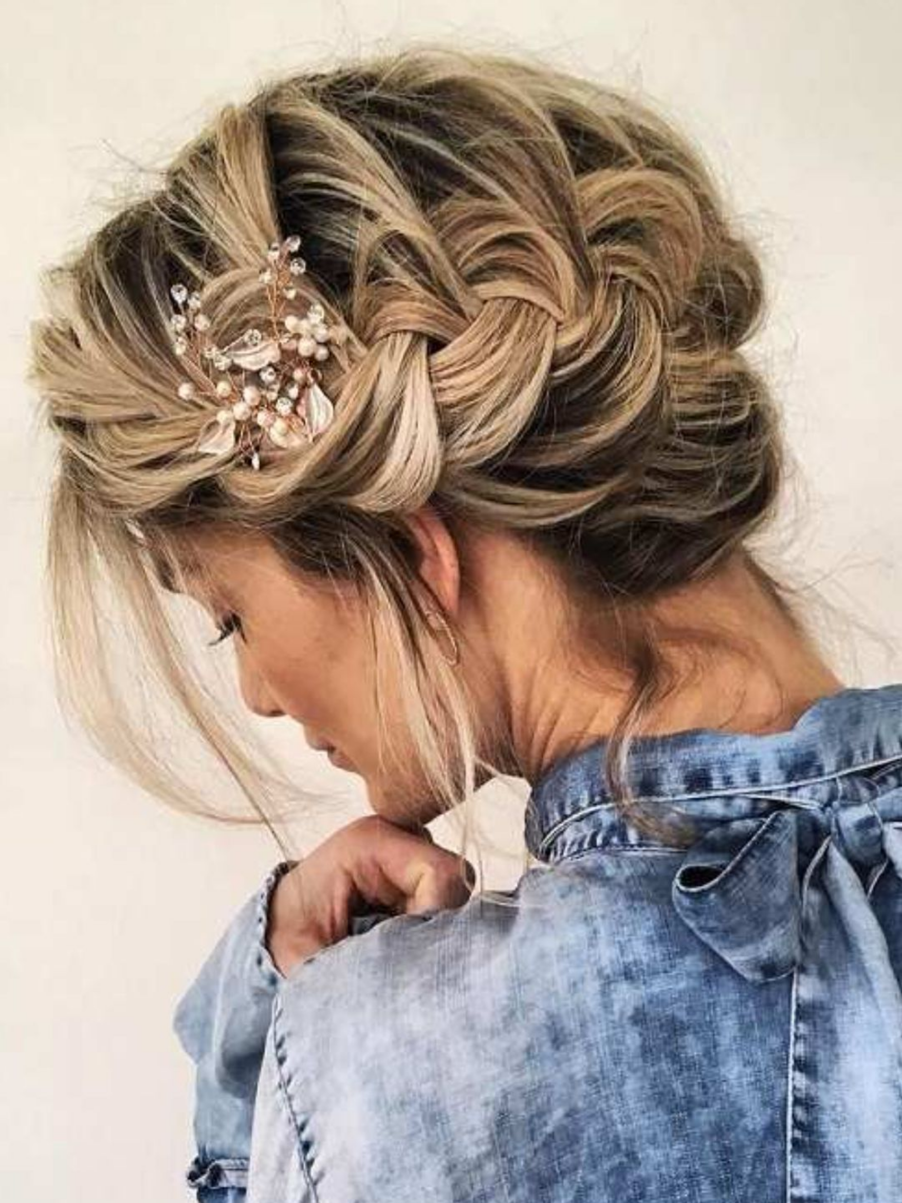 Chignon sur des cheveux blond avec des fleurs et perles