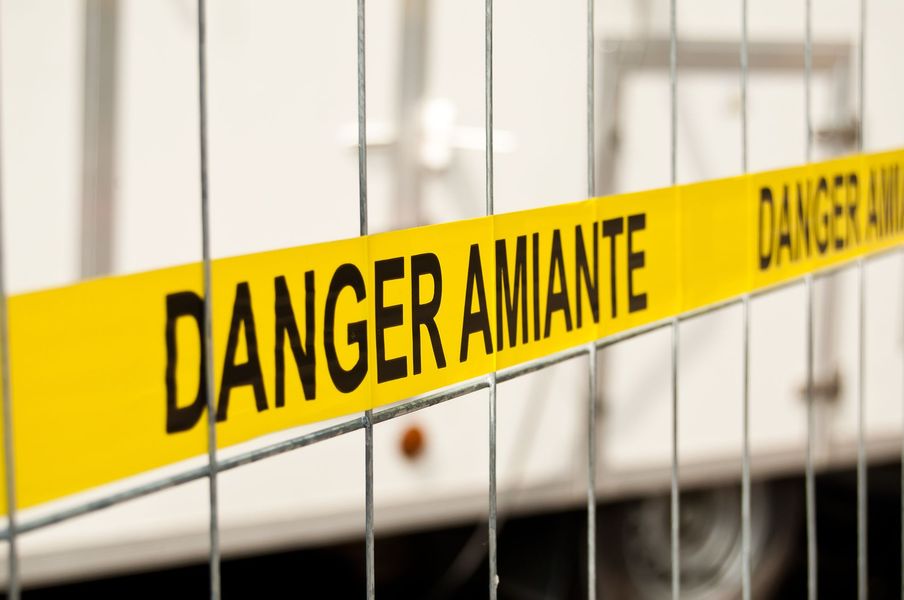 Ruban de signalisation jaune tendu en travers d'une zone clôturée.