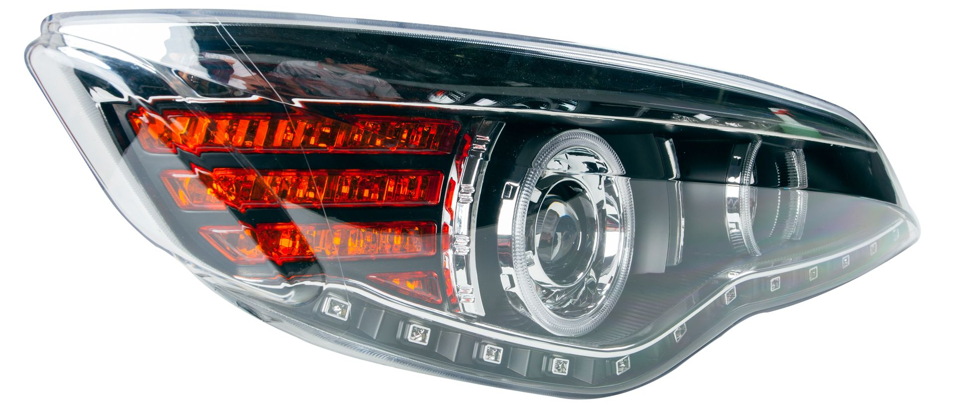 Feu arrière de voiture avec lentilles rouges et transparentes.