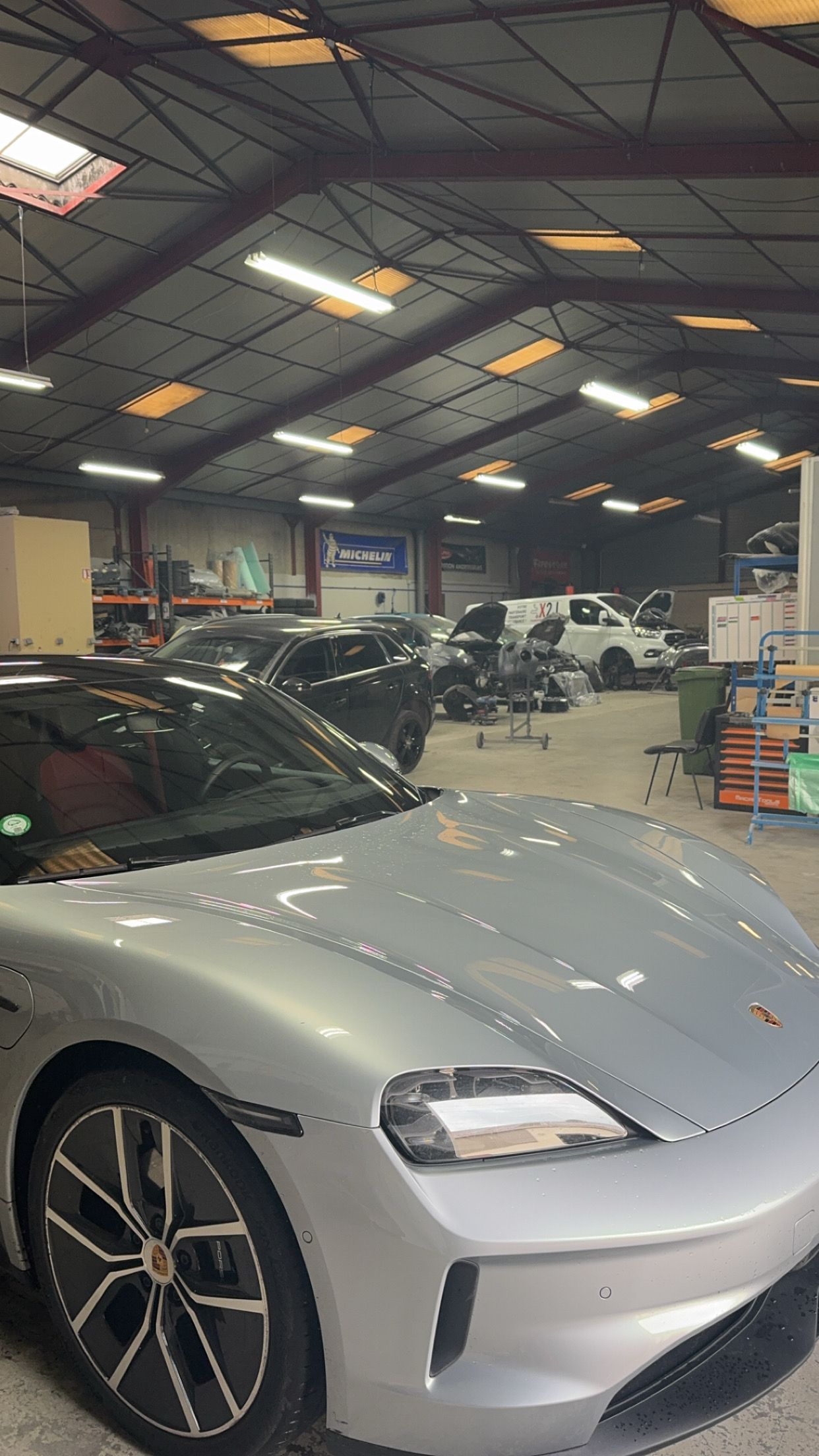 Les mains d'un mécanicien travaillant sur un moteur de voiture dans un garage.