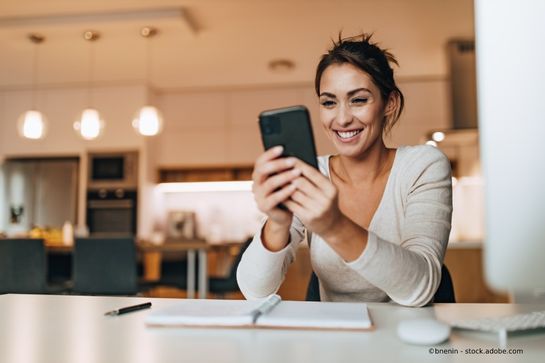Lächelnde Frau am Handy