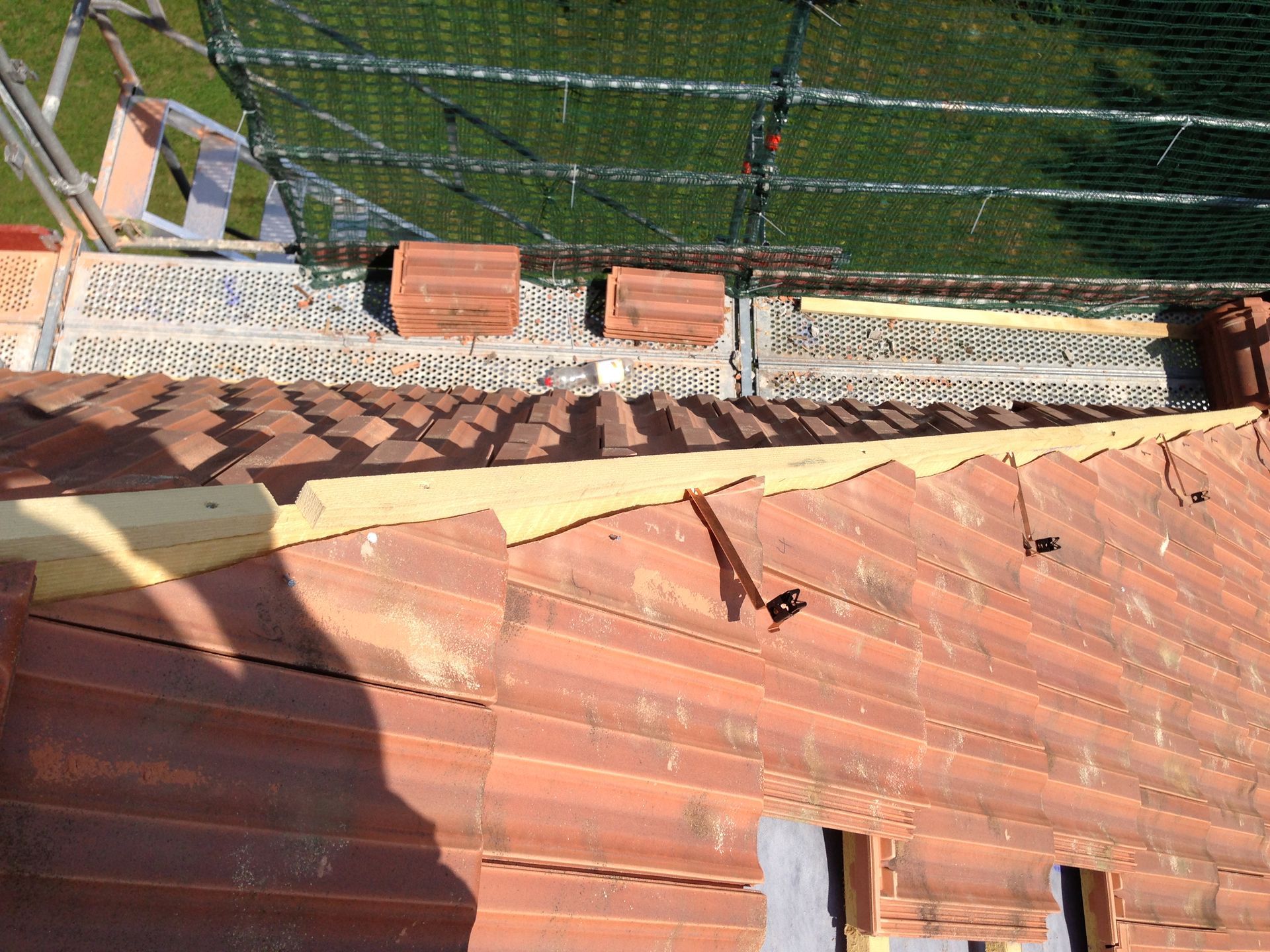 Haus wird neu beziegelt - Thomi Bedachungen