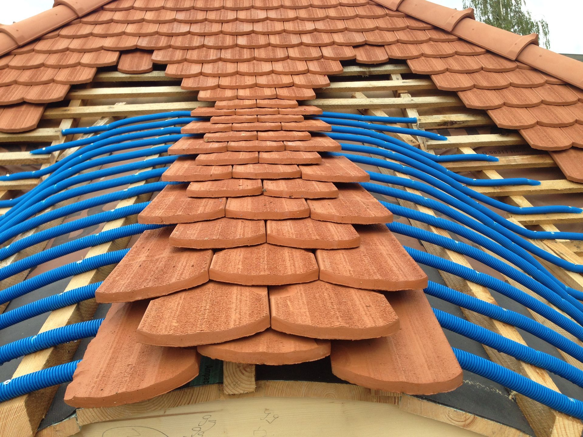 Haus wird neu beziegelt - Thomi Bedachungen