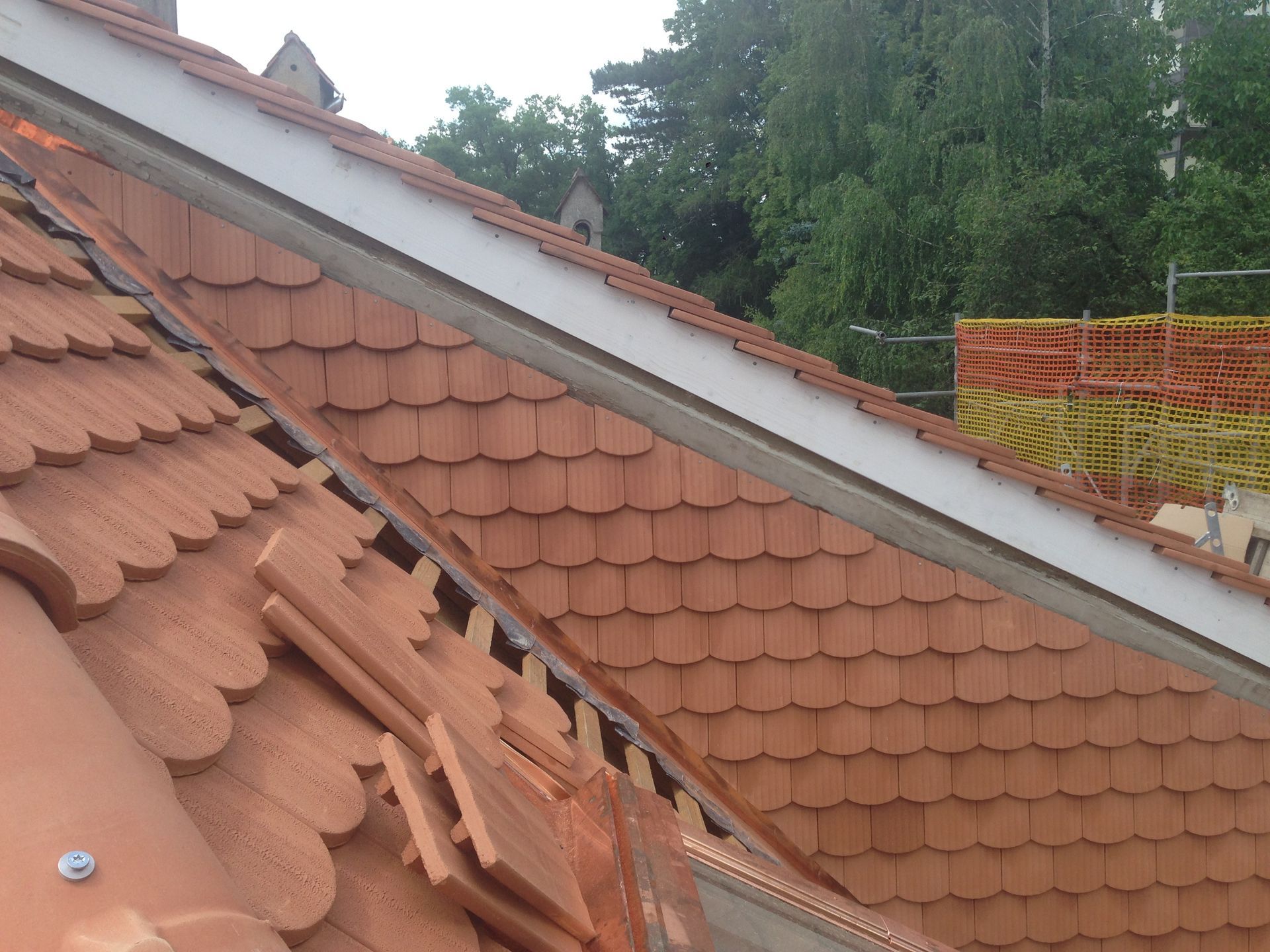 Dach wird neu beziegelt - Thomi Bedachungen